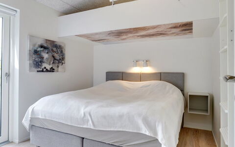 Antonina - 800M from the Sea: Seng, Møbel, Soveværelse, Indretning, Sengetøj, Sengetøj, Træ, Loft, Gulvbelægning, Etage