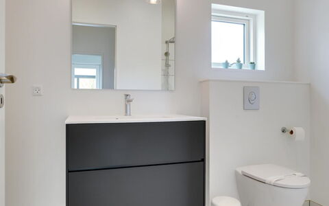 Antonina - 800M from the Sea: Badeværelse, Sanitærarmatur, Gulvbelægning, Indretning, Etage, Badeværelsesvask, Badeværelsesskab, Håndvask, Toilet, Toiletbræt