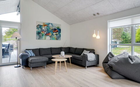 Antonina - 800M from the Sea: Gulvbelægning, Træ, Etage, Indretning, Trægulve, Møbel, Loft, Stue, Couch, Hjem