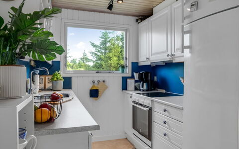 Lykka - 950M from the Sea: Køkken Apparat, Køkken, Større Bandage, Countertop, Indretning, Husholdningsapparat, Cabinetry, Køleskab, Komfur, Belysning