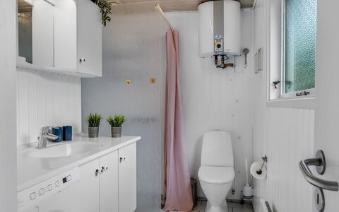 Lykka - 950M from the Sea: Sanitærarmatur, Gulvbelægning, Indretning, Badeværelse, Etage, Håndvask, Toilet, Tap, Vvs, Værelse