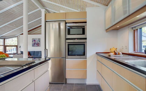 Angja - 800M from the Sea: Køkken, Countertop, Indretning, Gulvbelægning, Køkken Apparat, Træ, Cabinetry, Større Bandage, Loft, Etage
