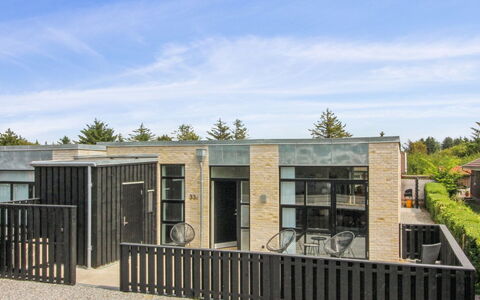 Laulu - 2Km from the Sea: Kompositmateriale, Beton, Design, Dagslys, Gårdsplads, Sidespor