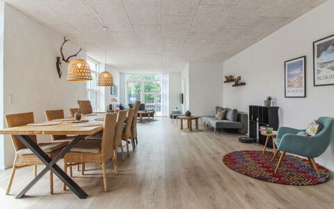 Laulu - 2Km from the Sea: Svømmepøl, Udendørs Møbler, Møbel, Udvej, Flise, Eco Hotel, Skygge, Stol, Fritid, Estate