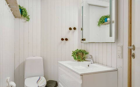 Gladis - 900M from the Sea: Indretning, Sanitærarmatur, Gulvbelægning, Badeværelse, Etage, Toilet, Vvs, Hjem, Toiletbræt, Tap
