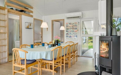 Gladis - 900M from the Sea: Træ, Loft, Indretning, Gulvbelægning, Etage, Møbel, Hjem, Værelse, Stue, Stol