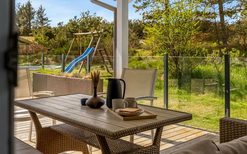Gladis - 900M from the Sea: Møbel, Stol, Træ, Udendørs Møbler, Bord, Indretning, Køkken & Spisebord, Gulvbelægning, Etage, Veranda