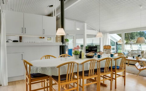Gladis - 900M from the Sea: Indretning, Træ, Møbel, Loft, Gulvbelægning, Stol, Etage, Køkken & Spisebord, Lysarmatur, Spisestue