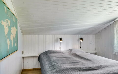 Gladis - 900M from the Sea: Soveværelse, Gulvbelægning, Etage, Træ, Seng, Loft, Sengetøj, Sengetøj, Indretning, Bed Frame