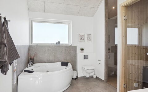 Fredrika - 1.5Km from the Sea: Sanitærarmatur, Gulvbelægning, Indretning, Etage, Loft, Badekar, Værelse, Belysning, Vvs, Badeværelse