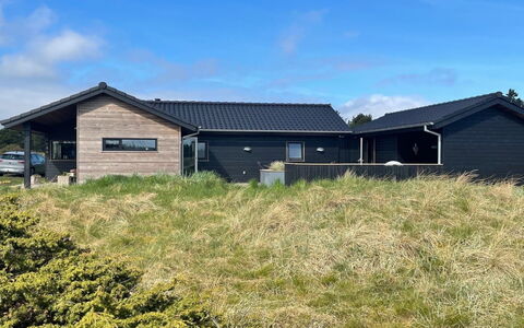 Hinda - 1.2Km from the Sea: Blå, Busk, Sommerhus, Bunddække, Have, Estate, Skygge, Landscaping, Stuehus, Eco Hotel