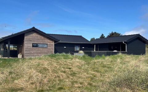 Hinda - 1.2Km from the Sea: Blå, Busk, Sommerhus, Bunddække, Have, Estate, Skygge, Landscaping, Stuehus, Eco Hotel