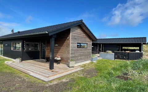 Hinda - 1.2Km from the Sea: Blå, Busk, Sommerhus, Bunddække, Have, Estate, Skygge, Landscaping, Stuehus, Eco Hotel