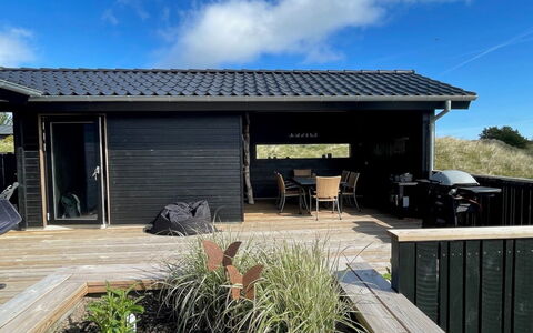 Hinda - 1.2Km from the Sea: Blå, Busk, Sommerhus, Bunddække, Have, Estate, Skygge, Landscaping, Stuehus, Eco Hotel