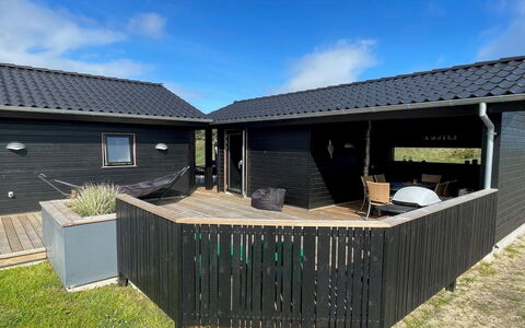 Hinda - 1.2Km from the Sea: Blå, Busk, Sommerhus, Bunddække, Have, Estate, Skygge, Landscaping, Stuehus, Eco Hotel