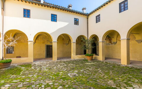 Il Convento: Sky, Himmel, Træ, Plante, Etage, Udendørs Møbler, Gulvbelægning, Skygge, Stol, Hårdttræ