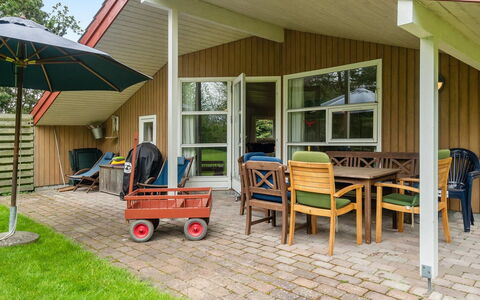 Loreia - 200M from the Sea: Bygning, Hus, Træ, Hjem, Tag, Sommerhus, Boligområde, Busk, Arkitektur