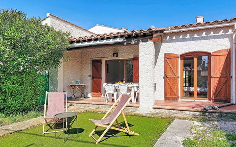 Provence Parc: Dør, Sommerhus, Have, Backyard, Gård, Estate, Landscaping, Stol, Udendørs Møbler, Stuehus