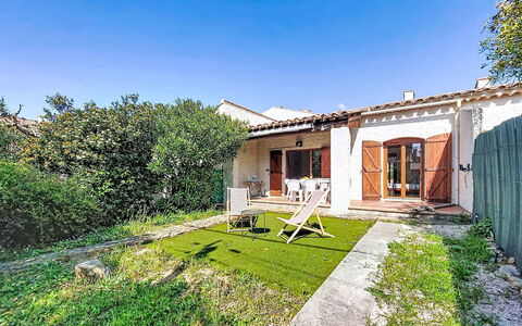 Provence Parc: Hus, Boligområde, Hjem, Dør, Sommerhus, Have, Estate, Backyard, Gård, Landscaping