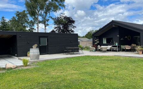 Wiggi - 450M from the Sea: Hjem, Sommerhus, Tag, Sidespor, Garden Bygninger, Lawn, Skygge, Gård, Have, Backyard