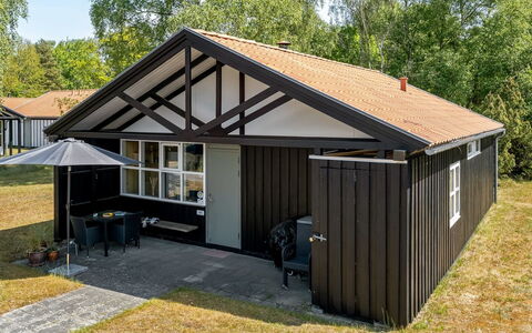 Elenor - 300M from the Sea: Sommerhus, Backyard, Gård, Garden Bygninger, Skur, Sidespor, Udendørs Møbler, Bjælkehytte, Udendørs Struktur, Hytte
