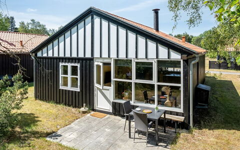 Elenor - 300M from the Sea: Sommerhus, Backyard, Gård, Garden Bygninger, Skur, Sidespor, Udendørs Møbler, Bjælkehytte, Udendørs Struktur, Hytte
