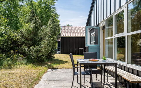 Elenor - 300M from the Sea: Sommerhus, Backyard, Gård, Garden Bygninger, Skur, Sidespor, Udendørs Møbler, Bjælkehytte, Udendørs Struktur, Hytte