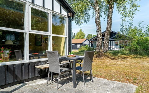 Elenor - 300M from the Sea: Sommerhus, Backyard, Gård, Garden Bygninger, Skur, Sidespor, Udendørs Møbler, Bjælkehytte, Udendørs Struktur, Hytte