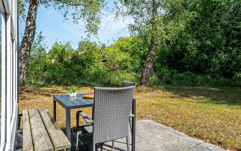 Elenor - 300M from the Sea: Sommerhus, Backyard, Gård, Garden Bygninger, Skur, Sidespor, Udendørs Møbler, Bjælkehytte, Udendørs Struktur, Hytte