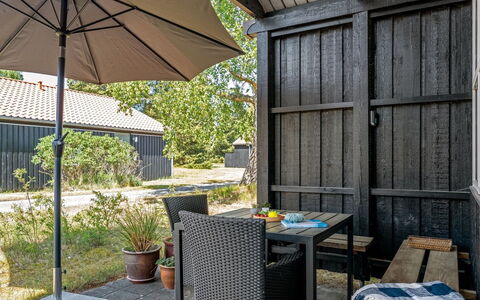 Elenor - 300M from the Sea: Sommerhus, Backyard, Gård, Garden Bygninger, Skur, Sidespor, Udendørs Møbler, Bjælkehytte, Udendørs Struktur, Hytte