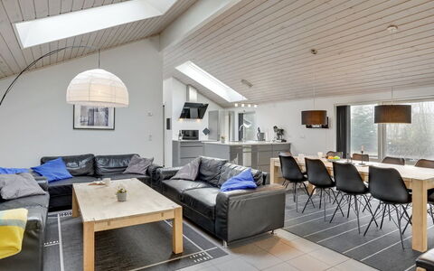 Nyalle - 1.3Km from the Sea: Græs, Hus, Tag, Hjem, Sommerhus, Busk, Land Lot, Landdistrikt, Stuehus, Bunddække
