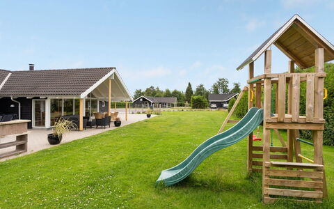 Harek - 800M from the Sea: Sommerhus, Lawn, Landscaping, Skygge, Have, Gård, Estate, Stuehus, Backyard, Garden Bygninger