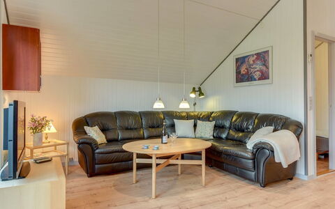 Tican - 400M from the Sea: Træ, Loft, Indretning, Møbel, Couch, Gulvbelægning, Etage, Stue, Værelse