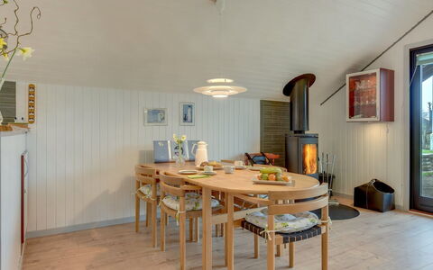 Tican - 400M from the Sea: Indretning, Gulvbelægning, Møbel, Lysarmatur, Træ, Loft, Etage, Belysning, Værelse, Spisestue