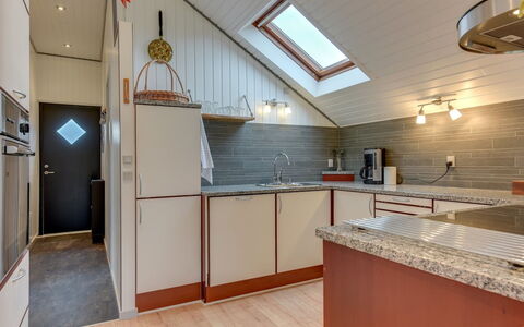 Tican - 400M from the Sea: Køkken, Gulvbelægning, Indretning, Countertop, Etage, Træ, Loft, Lysarmatur, Møbel, Større Bandage