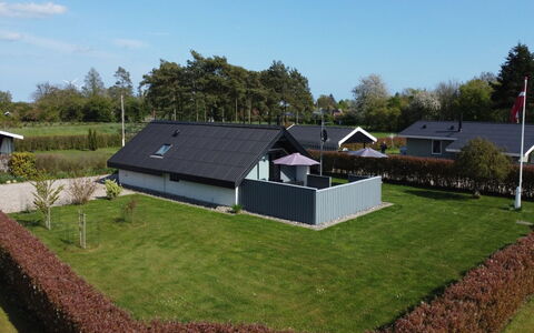 Tican - 400M from the Sea: Græs, Tag, Hus, Hjem, Boligområde, Busk, Land Lot, Have, Sommerhus