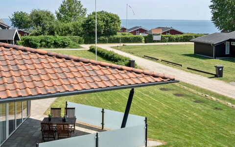 Helena - 250M from the Sea: Tag, Hjem, Skygge, Sommerhus, Veranda, Estate, Lawn, Gård, Sidespor, Landscaping