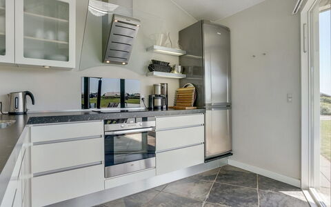 Helena - 250M from the Sea: Køkken, Køkken Apparat, Gulvbelægning, Countertop, Indretning, Møbel, Cabinetry, Større Bandage, Husholdningsapparat, Etage
