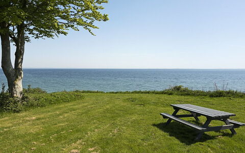 Helena - 250M from the Sea: Blå, Vand, Krop Af Vand, Græs, Møbel, Hav, Coastal Og Oceaniske Landskabsformer, Udendørs Bench, Horisont, Græs-
