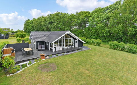 Sulo - 500M from the Sea: Hus, Hjem, Tag, Boligområde, Sommerhus, Estate, Stuehus, Lawn, Landscaping, Sidespor