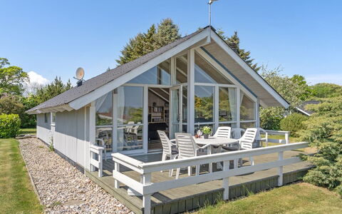 Jarmericus - 300M from the Sea: Hjem, Veranda, Sommerhus, Estate, Sidespor, Skygge, Landscaping, Gård, Hårdttræ, Udvej