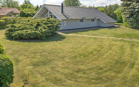Jarmericus - 300M from the Sea: Græs, Grøn, Busk, Tag, Have, Land Lot, Lawn, Hjem