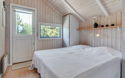 Jarmericus - 300M from the Sea: Træ, Loft, Gulvbelægning, Etage, Soveværelse, Hjem, Planke, Hårdttræ, Seng, Bejdse