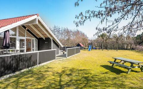 Germaine - 1.2Km from the Sea: Tag, Hus, Hjem, Sommerhus, Dør, Sidespor, Dæk, Veranda, Planke, Hårdttræ
