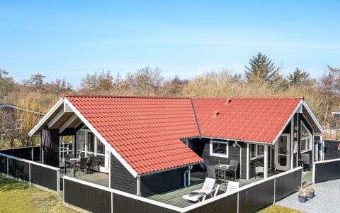 Germaine - 1.2Km from the Sea: Tag, Hus, Hjem, Sommerhus, Dør, Sidespor, Dæk, Veranda, Planke, Hårdttræ