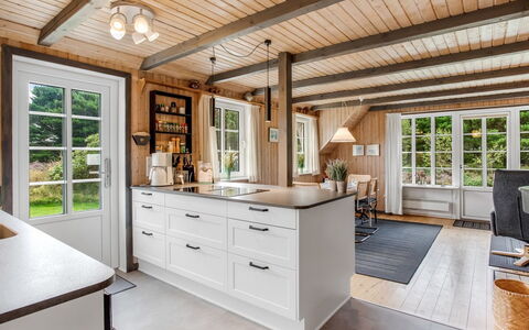 Hakun - 4Km from the Sea: Træ, Gulvbelægning, Countertop, Indretning, Loft, Etage, Køkken, Trægulve, Dør, Cabinetry