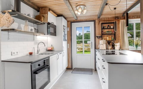 Hakun - 4Km from the Sea: Køkken, Countertop, Cabinetry, Træ, Køkken Apparat, Møbel, Indretning, Større Bandage, Gulvbelægning, Loft