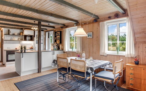 Hakun - 4Km from the Sea: Træ, Møbel, Loft, Indretning, Køkken & Spisebord, Hjem, Stol, Sommerhus, Dør, Spisestue