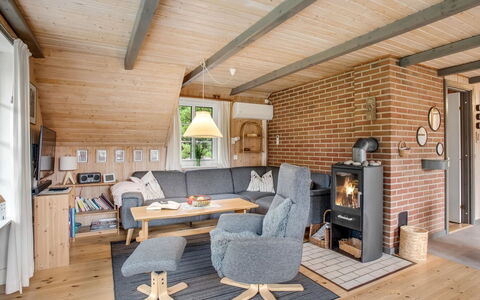 Hakun - 4Km from the Sea: Møbel, Træ, Indretning, Gulvbelægning, Stue, Etage, Loft, Stol, Hjem, Couch