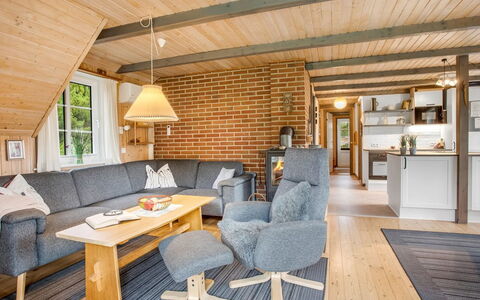 Hakun - 4Km from the Sea: Træ, Møbel, Sommerhus, Loft, Stol, Hårdttræ, Stue, Couch, Bejdse, Bjælkehytte